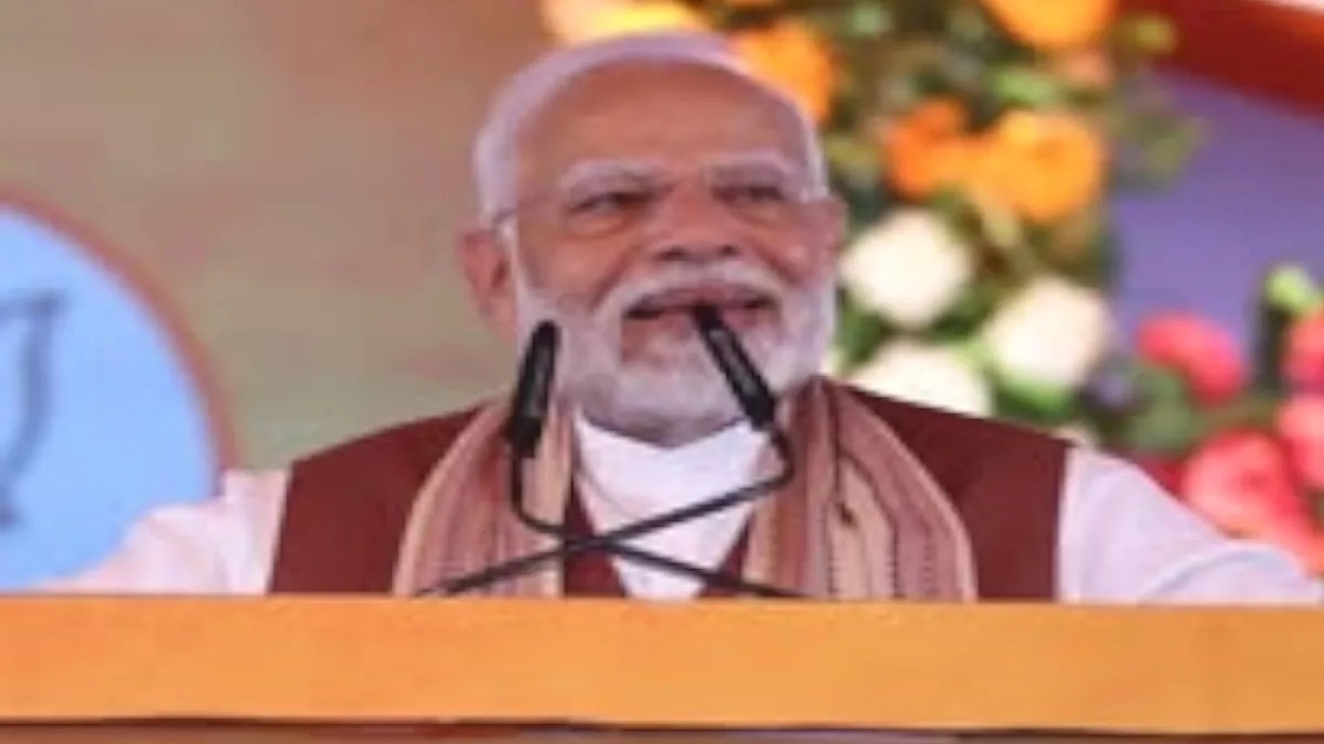 PM MODI NEWS: प्रधानमंत्री नरेंद्र मोदी 28 जनवरी को देहरादून में प्रस्तावित 38वें राष्ट्रीय खेलों के शुभारंभ के मौके पर पहुंच रहे हैं। पीएम मोदी के कार्यक्रम को लेकर शासन स्तर से तैयारियां तेज हो गई हैं। पीएम मोदी इस दौरान 4 से 5 घंटे उत्तराखंड में रह सकते हैं। उत्तराखंड आ रहे प्रधानमंत्री नरेंद्र मोदी कई नई योजनाओं की भी सौगात देंगे। पीएम राज्य के पहले खेल विश्वविद्यालय और महिला स्पोर्ट्स कॉलेज का शिलान्यास करेंगे। अब तक मोदी के देहरादून के अलावा उत्तरकाशी के मुखबा गांव जो मां गंगा का शीतकाल प्रवास स्थल है,जाने का कार्यक्रम प्रस्तावित है। मुखबा गांव में भी मंदिर समिति और प्रशासन की और से तैयारियां की जा रही हैं। हालांकि अभी प्रधानमंत्री के कार्यक्रम को लेकर प्रधानमंत्री कार्यालय से मिनट टू मिनट जारी नहीं हुआ। लेकिन शासन पीएम के कार्यक्रम की तैयारियों में जुटा है। बताया जा रहा है कि पीएम मोदी 4 से 5 घंटे के उत्तराखंड दौेरे के दौरान देहरादून में राष्ट्रीय खेल का शुभारंभ करने के बाद कई ​योजनाओं का लोकार्पण और शिलान्यास करने के साथ ही समीक्षा भी करेंगे। पीएम लोहाघाट, चंपावत में बनने जा रहे पहले महिला स्पोर्ट्स कॉलेज एवं गोलापार हल्द्वानी नैनीताल में बनने वाले पहले खेल विश्वविद्यालय का शिलान्यास करेंगे। इसके अलावा पीएम केंद्र के सहयोग से चल रहे कुछ बड़े प्रोजेक्ट ऋषिकेश-कर्णप्रयाग रेल लाइन, केदारनाथ-बदरीनाथ निर्माण कार्य और देहरादून-दिल्ली एक्सप्रेस वे आदि कार्यों की भी अधिकारियों के साथ समीक्षा करेंगे। इसके बाद पीएम का मुखबा जाने का कार्यक्रम प्रस्तावित है। उधर पीएम के कार्यक्रम संबंधी समस्त तैयारियों एवं खेलों के सफल आयोजन को लेकर मुख्य सचिव एवं हाई पावर कमेटी की अध्यक्ष राधा रतूड़ी ने अधिकारियों को खेल स्थलों का नोडल अधिकारी नामित किया है। मुख्य सचिव ने जारी आदेश में कहा कि क्लस्टर एक, महाराणा प्रताप स्पोर्ट्स कालेज का नोडल अधिकारी सचिव पंकज पाण्डेय, अपर सचिव विनीत कुमार व कमांडेंट आईआरबी श्वेता चौबे को बनाया गया है। जो पीएम के कार्यक्रम संबंधी सभी कार्यों के साथ ही आयोजन स्थल से जुड़े मार्गों के सुदृढी़करण, विद्युत आपूर्ति, सुरक्षा व्यवस्था एवं राष्ट्रीय खेलों के आयोजन को लेकर चयनित विभिन्न एजेंसियों से समन्वय करेंगे।