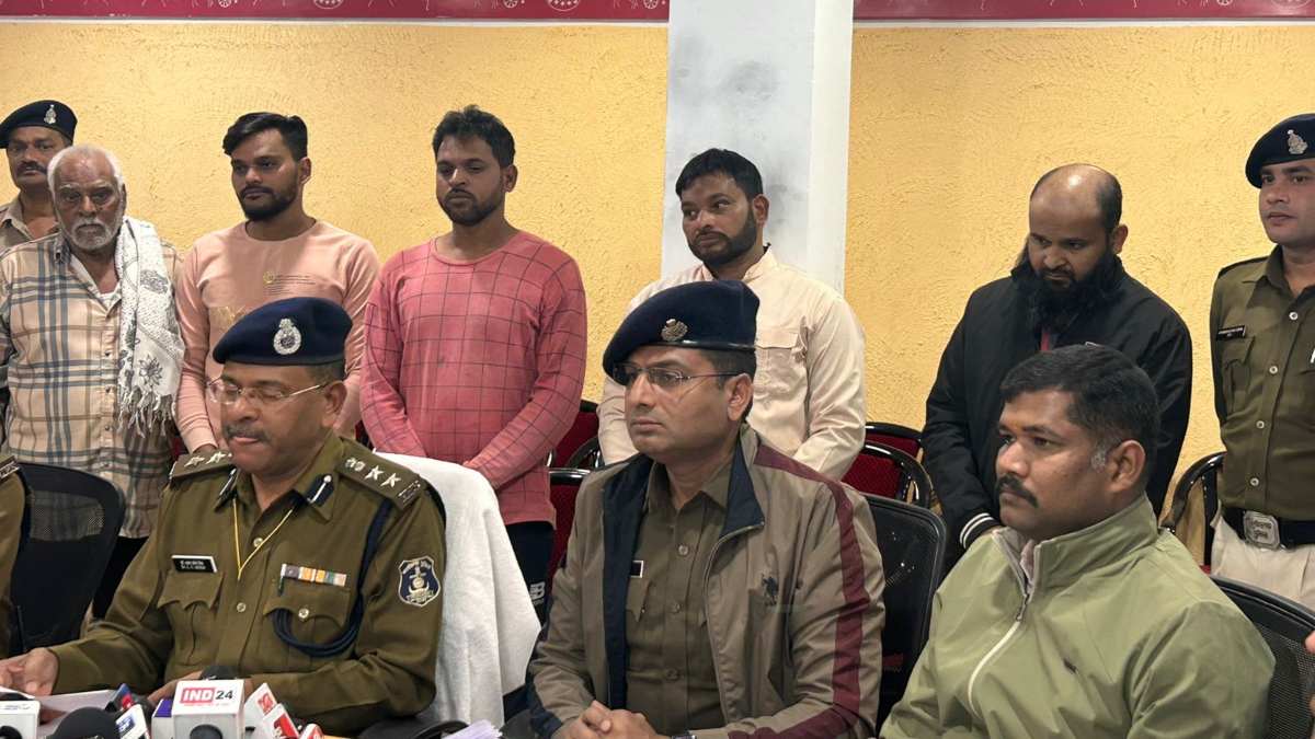 रायपुर 09 जनवरी 2025: राजधानी रायपुर के मोमिनपारा इलाके में बीती देर रात गौकशी से जुड़ा एक बड़ा मामला सामने आया, जहां एक घर से बड़ी मात्रा में गौ मांस बरामद हुआ है. गौकशी का मामला तब उजागर हुआ जब पुलिस ने मोमिनपारा में छापा मारा. बताया जा रहा है गौ मांस बेचने के लिए दो गायों की गौकशी की गई थी. पुलिस ने मौके से 226.6 किलो मांस जब्त किया है. इस मामले में पुलिस ने कुल 6 लोगों को गिरफ्तार किया है. इस कार्रवाई को लेकर रायपुर एसएसपी लाल उमेद सिंह प्रेस कॉन्फ्रेंस कर पूरी जानकारी दी. एसएसपी लाल उमेद सिंह ने बताया कि 8 और 9 जनवरी की दरम्यानी रात मुखबिर से पुलिस को सूचना मिली की मोमिनपारा स्थित एक मकान में कुछ व्यक्तियों द्वारा गौमांस बिक्री किया जा रहा है. सूचना पर पुलिस ने तुरंत उस मकान में रेड कार्रवाई की. रेड कार्रवाई के दौरान मकान के कमरे में एक व्यक्ति उपस्थित था, पुलिस की टीम को देखकर अन्य कई लोग मौके से भाग निकले थे. मौके पर उपस्थित व्यक्ति से पूछताछ करने पर उसने अपना नाम समीर मंडल बताया. टीम के सदस्यों द्वारा कमरे की तलाशी लेने के दौरान कमरे में गौमांस, मांस काटने का बड़ा हथियार, चाकू, तराजू सहित अन्य सामग्री पाई गई. समीर मंडल को पकड़कर कड़ी पूछताछ की गई, तो उसने बताया कि वह खुर्शीद अली, मुंतज़िर हैदर, अशफाक अली, अरमान हैदर और इरशाद कुरैशी के साथ मिलकर गौमांस की बिक्री करता था. इसके बाद टीम के सदस्यों ने प्रकरण में संलिप्त आरोपी खुर्शीद अली, मुंतज़िर हैदर, अशफाक अली, अरमान हैदर और ईरशाद कुरैशी की तलाश कर सभी को भी पकड़ा. गौकशी मामले में एसएसपी लाल उमेद सिंह ने बताया कि इस पूरे मामले का मुख्य आरोपी खुर्शीद है, जबकि अरमान हैदर, अशफाक अली, समीर मंडल और इरशाद कुरैशी भी इसमें शामिल हैं. खुर्शीद के तीन बेटे समीर और इरशाद के साथ मिलकर काटने और बेचने का काम करते थे. अब तक की जांच में यह सामने आया कि कुल सात लोग इस घटना में संलिप्त पाए गए हैं. दो गायों की हत्या की गई थी और 226.6 किलो मांस जब्त किया गया है. प्राप्त गौमांस का पोस्टमार्टम परीक्षण भी कराया गया है. मामले में जांच के दौरान यह भी पता चला कि धनेली के पास एक वीरान जगह पर गौ हत्या कर मांस लाया गया था, जिसे ऑटो से मोमिनपारा लाया गया था. पुलिस सीसीटीवी की भी जांच कर रही है और पूछताछ की जाएगी कि यह काम कब से चल रहा था और इस मांस को किसे बेचा गया. जांच जारी है और जिन लोगों को मांस बेचा गया है, उन पर भी कार्रवाई की जाएगी. इस मामले में अब तक छह लोगों को गिरफ्तार किया गया है, जबकि एक आरोपी फरार है, जो ऑटो से मांस का परिवहन करता था. एक आरोपी को पुलिस रिमांड पर लिया गया है और आज रात को उससे पूछताछ की जाएगी.