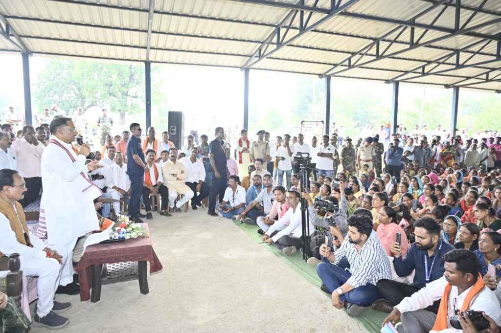मुख्यमंत्री की चौपाल: कांकेर जिले के मांदरी गांव में उतरा मुख्यमंत्री का उड़नखटोला