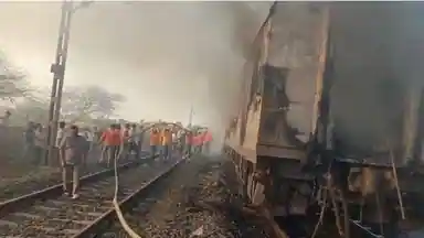 राजधानी एक्सप्रेस में लगी आग, दिल्ली-मुंबई ट्रैक पर आवाजाही ठप
