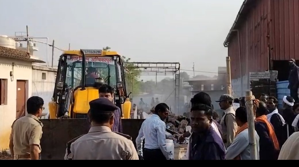 सरकारी जमीन पर चला बुलडोजर, कमोदा रिजॉर्ट पर प्रशासन की बड़ी कार्रवाई