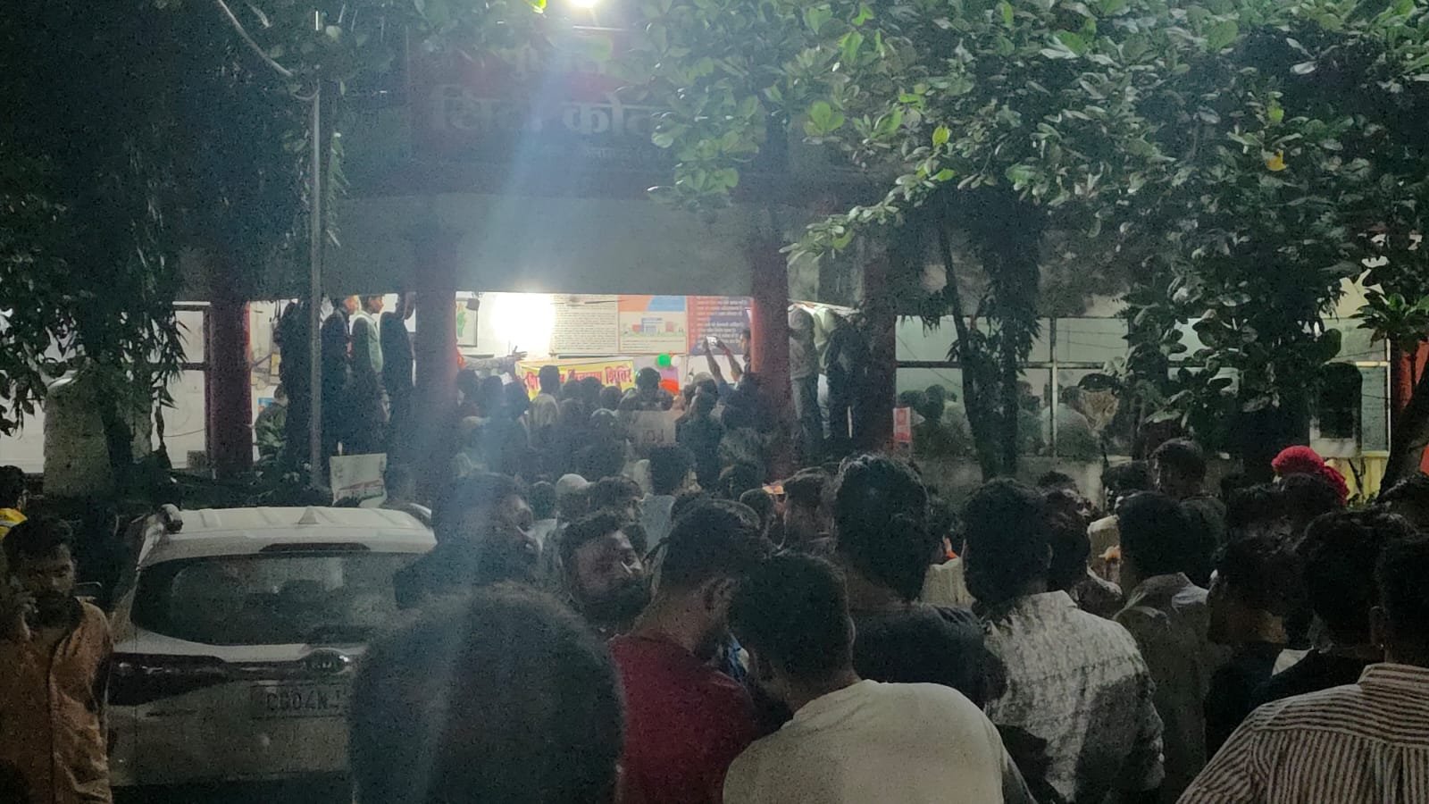 मामूली विवाद के बाद दो गुटों में पथराव, कई घायल