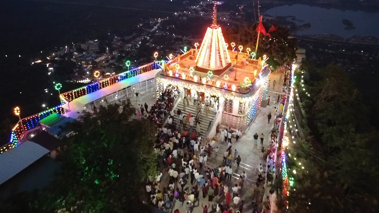 शारदीय नवरात्रि के प्रथम दिन माँ शारदा धाम में उमड़ा आस्था का सैलाब